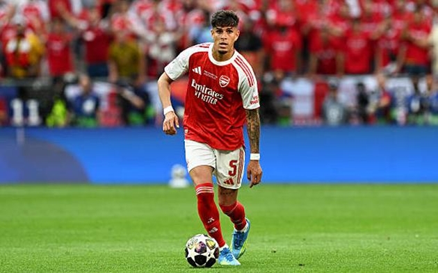 Piero Hincapie (7): Chơi cực kỳ cảnh giác và quyết liệt trước những ngôi sao tấn công đầy tốc độ của PSG. Hincapie sở hữu một pha tắc bóng đẳng cấp ngay trong vòng cấm, ngăn chặn một tình huống nguy hiểm mười mươi.

Declan Rice (7): Dù chưa tạo ra tầm ảnh hưởng áp đặt lên trận đấu, Rice vẫn hoạt động bền bỉ, nỗ lực hết mình để phá lối chơi của các nhạc trưởng bên phía đối phương.

Myles Lewis-Skelly (6.5): Ở tuổi 19, cầu thủ trẻ này không hề bị ngợp trên sân khấu lớn nhất châu lục. Anh chuyền bóng tự tin và phòng ngự chắc chắn, đặc biệt là pha cản phá xuất sắc đẩy cú sút của Kvaratskhelia đi trúng cột dọc.

Martin Odegaard (6.7): Tích cực pressing và tạo ra cơ hội lớn cho Havertz bằng một đường chuyền tinh tế. Trong một thế trận ưu tiên phòng ngự, Odegaard chủ yếu hoạt động từ tuyến trên trước khi được rút ra nghỉ sau khi PSG gỡ hòa.

Bukayo Saka (6.4): Đã hy sinh nhiều khi lùi sâu hỗ trợ hàng phòng ngự. Tuy nhiên, chiếc thẻ vàng vì lỗi thiếu cẩn trọng và việc bỏ lỡ một vài cơ hội phản công tiềm năng khiến màn trình diễn của anh không được đánh giá quá cao.

Kai Havertz (7.4): Cầu thủ của những trận chung kết Champions League. Pha dứt điểm lạnh lùng mở tỷ số cùng khả năng tì đè, tạo không gian ấn tượng giúp Havertz trở thành cầu thủ xuất sắc nhất trên hàng công của "Pháo thủ".

Leandro Trossard (6.7): Có pha xử lý bóng thông minh vô tình tạo điều kiện cho Havertz ghi bàn. Sự nhạy bén và kỹ thuật của Trossard luôn khiến hàng thủ PSG phải đặt trong tình trạng cảnh giác cao độ.