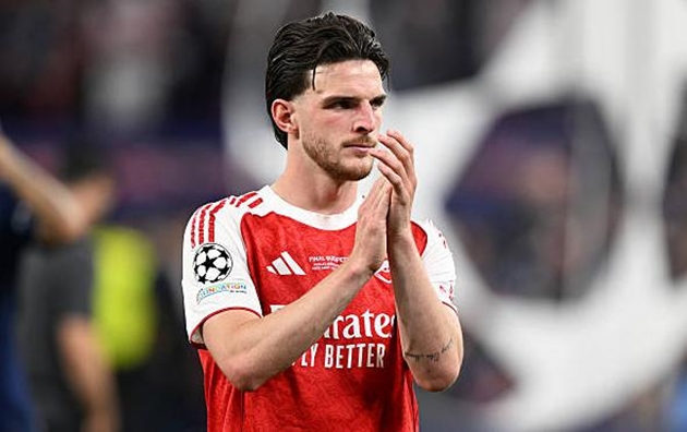 Declan Rice (7): Dù chưa tạo ra tầm ảnh hưởng áp đặt lên trận đấu, Rice vẫn hoạt động bền bỉ, nỗ lực hết mình để phá lối chơi của các nhạc trưởng bên phía đối phương.

Myles Lewis-Skelly (6.5): Ở tuổi 19, cầu thủ trẻ này không hề bị ngợp trên sân khấu lớn nhất châu lục. Anh chuyền bóng tự tin và phòng ngự chắc chắn, đặc biệt là pha cản phá xuất sắc đẩy cú sút của Kvaratskhelia đi trúng cột dọc.

Martin Odegaard (6.7): Tích cực pressing và tạo ra cơ hội lớn cho Havertz bằng một đường chuyền tinh tế. Trong một thế trận ưu tiên phòng ngự, Odegaard chủ yếu hoạt động từ tuyến trên trước khi được rút ra nghỉ sau khi PSG gỡ hòa.

Bukayo Saka (6.4): Đã hy sinh nhiều khi lùi sâu hỗ trợ hàng phòng ngự. Tuy nhiên, chiếc thẻ vàng vì lỗi thiếu cẩn trọng và việc bỏ lỡ một vài cơ hội phản công tiềm năng khiến màn trình diễn của anh không được đánh giá quá cao.

Kai Havertz (7.4): Cầu thủ của những trận chung kết Champions League. Pha dứt điểm lạnh lùng mở tỷ số cùng khả năng tì đè, tạo không gian ấn tượng giúp Havertz trở thành cầu thủ xuất sắc nhất trên hàng công của "Pháo thủ".

Leandro Trossard (6.7): Có pha xử lý bóng thông minh vô tình tạo điều kiện cho Havertz ghi bàn. Sự nhạy bén và kỹ thuật của Trossard luôn khiến hàng thủ PSG phải đặt trong tình trạng cảnh giác cao độ.