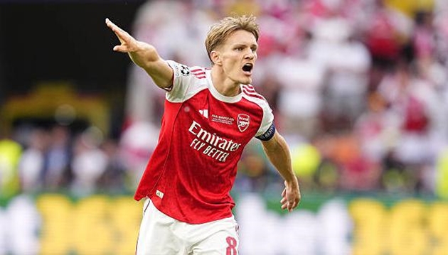Martin Odegaard (6.7): Tích cực pressing và tạo ra cơ hội lớn cho Havertz bằng một đường chuyền tinh tế. Trong một thế trận ưu tiên phòng ngự, Odegaard chủ yếu hoạt động từ tuyến trên trước khi được rút ra nghỉ sau khi PSG gỡ hòa.

Bukayo Saka (6.4): Đã hy sinh nhiều khi lùi sâu hỗ trợ hàng phòng ngự. Tuy nhiên, chiếc thẻ vàng vì lỗi thiếu cẩn trọng và việc bỏ lỡ một vài cơ hội phản công tiềm năng khiến màn trình diễn của anh không được đánh giá quá cao.

Kai Havertz (7.4): Cầu thủ của những trận chung kết Champions League. Pha dứt điểm lạnh lùng mở tỷ số cùng khả năng tì đè, tạo không gian ấn tượng giúp Havertz trở thành cầu thủ xuất sắc nhất trên hàng công của "Pháo thủ".

Leandro Trossard (6.7): Có pha xử lý bóng thông minh vô tình tạo điều kiện cho Havertz ghi bàn. Sự nhạy bén và kỹ thuật của Trossard luôn khiến hàng thủ PSG phải đặt trong tình trạng cảnh giác cao độ.