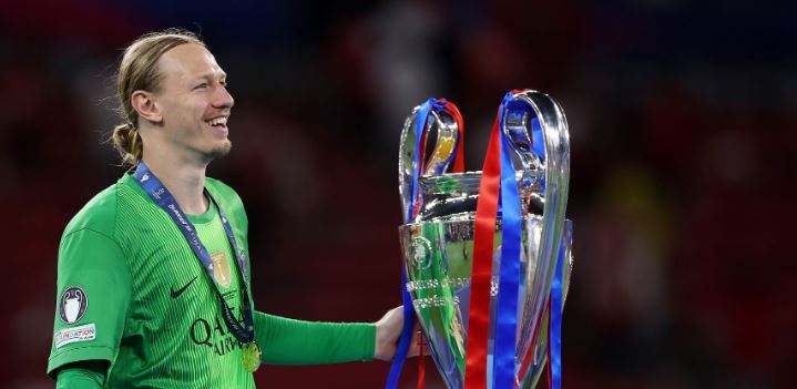 Matvey Safonov (6.7/10): Sẽ cảm thấy thất vọng với cách mình bị đánh bại bởi cú dứt điểm uy lực của Havertz. Đã làm tốt trong việc cản phá quả tạt nguy hiểm của Saka và có nhiều hơn một lần băng lên bọc lót tốt ngoài vòng cấm. 

Achraf Hakimi (6.9/10): Chứng minh nền tảng thể lực sung mãn bằng những pha bứt tốc ấn tượng trong cả khâu phòng ngự lẫn hỗ trợ tấn công. Thử tài Raya bằng một cú đá phạt trực tiếp trong hiệp hai và duy trì sự bền bỉ cho đến những phút cuối cùng.

Marquinhos (6.8/10): Pha phá bóng thiếu dứt khoát dẫn đến bàn mở tỷ số của đối thủ, nhưng đã lập công chuộc tội bằng tình huống lăn xả ngăn cản Havertz ghi bàn ở cuối hiệp một. Nhìn chung vẫn chơi tròn vai ở hàng thủ trong phần còn lại của trận đấu.

Willian Pacho (6.8/10): Càng chơi càng tỏ ra lấn lướt trước Havertz khi hóa giải tốt các đường bóng dài hướng lên phía trên của Arsenal. Có pha phá bóng giải nguy cực kỳ quan trọng ngay trong vòng 5m50 ở đầu hiệp phụ.

Nuno Mendes (6.6/10): Có một số tình huống leo biên và thực hiện các đường chuyền dài chuyển trạng thái bắt mắt, dù các pha xử lý cuối cùng vẫn thiếu một chút chuẩn xác. Hoàn thành nhiệm vụ phong tỏa Saka, nhưng gặp nhiều khó khăn khi Madueke vào sân. Thực hiện không thành công quả phạt đền trong loạt sút luân lưu.

Joao Neves (6.6/10): Việc Arsenal ít gây ra áp lực trực diện khiến lối chơi của anh không có nhiều đất diễn, và đôi khi trận đấu trôi qua mà không có dấu ấn của tiền vệ này. Chuyền bóng chính xác, gọn gàng.

Vitinha (6.7/10): Tầm ảnh hưởng của anh tăng dần khi PSG dồn ép Pháo thủ lùi sâu về phần sân nhà. Không phải mọi đường bóng của anh đều mở ra cơ hội, nhưng hầu hết các đợt hãm thành sắc nét nhất của PSG đều qua chân nhạc trưởng người Bồ Đào Nha này.

Fabian Ruiz (6.5/10): Chọn được một số vị trí thuận lợi để tham gia tấn công trong hiệp một, nhưng lại thiếu đi sự điềm tĩnh để chuyển hóa thành bàn thắng. Ngoài ra, anh chủ yếu thực hiện các đường chuyền đơn giản ở khu vực giữa sân.

Desire Doue (6.7/10): Trông mờ nhạt hơn rất nhiều so với chính anh khi tỏa sáng tại sân chơi này 12 tháng trước. Những quả tạt vào vòng cấm của anh thường quá sâu, còn các pha dứt điểm lại đi thiếu chuẩn xác.

Ousmane Dembele (7.5/10): Dembele cho thấy phẩm chất ngôi sao khi thực hiện thành công quả phạt đền đầy lạnh lùng để gỡ hòa cho PSG, đồng thời chính đường chuyền một chạm của anh đã tạo điều kiện cho Kvaratskhelia băng xuống đem về quả penalty. Tuy nhiên, màn trình diễn trong phần còn lại của anh không quá nổi bật khi bị Hincapie cùng các trung vệ đối phương phong tỏa.

Khvicha Kvaratskhelia (6.7/10): Thi đấu khởi sắc hơn sau giờ nghỉ khi mang về quả phạt đền và tìm thấy không gian để rê bóng gây đột biến, nhưng người hâm mộ chắc chắn kỳ vọng nhiều hơn thế ở ngôi sao người Georgia.

Chấm điểm các cầu thủ 2 đội. Ảnh: BongDa.com.vn.