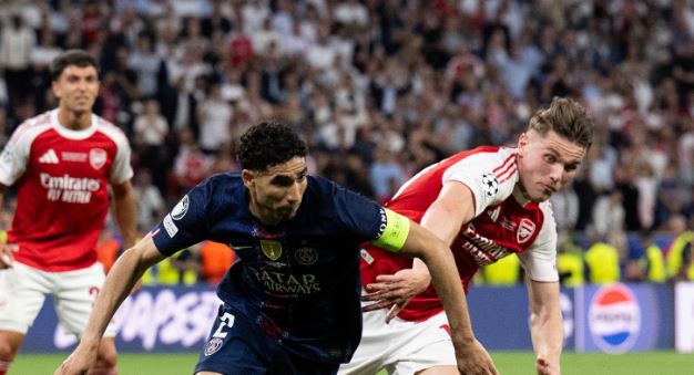 Achraf Hakimi (6.9/10): Chứng minh nền tảng thể lực sung mãn bằng những pha bứt tốc ấn tượng trong cả khâu phòng ngự lẫn hỗ trợ tấn công. Thử tài Raya bằng một cú đá phạt trực tiếp trong hiệp hai và duy trì sự bền bỉ cho đến những phút cuối cùng.

Marquinhos (6.8/10): Pha phá bóng thiếu dứt khoát dẫn đến bàn mở tỷ số của đối thủ, nhưng đã lập công chuộc tội bằng tình huống lăn xả ngăn cản Havertz ghi bàn ở cuối hiệp một. Nhìn chung vẫn chơi tròn vai ở hàng thủ trong phần còn lại của trận đấu.

Willian Pacho (6.8/10): Càng chơi càng tỏ ra lấn lướt trước Havertz khi hóa giải tốt các đường bóng dài hướng lên phía trên của Arsenal. Có pha phá bóng giải nguy cực kỳ quan trọng ngay trong vòng 5m50 ở đầu hiệp phụ.

Nuno Mendes (6.6/10): Có một số tình huống leo biên và thực hiện các đường chuyền dài chuyển trạng thái bắt mắt, dù các pha xử lý cuối cùng vẫn thiếu một chút chuẩn xác. Hoàn thành nhiệm vụ phong tỏa Saka, nhưng gặp nhiều khó khăn khi Madueke vào sân. Thực hiện không thành công quả phạt đền trong loạt sút luân lưu.

Joao Neves (6.6/10): Việc Arsenal ít gây ra áp lực trực diện khiến lối chơi của anh không có nhiều đất diễn, và đôi khi trận đấu trôi qua mà không có dấu ấn của tiền vệ này. Chuyền bóng chính xác, gọn gàng.

Vitinha (6.7/10): Tầm ảnh hưởng của anh tăng dần khi PSG dồn ép Pháo thủ lùi sâu về phần sân nhà. Không phải mọi đường bóng của anh đều mở ra cơ hội, nhưng hầu hết các đợt hãm thành sắc nét nhất của PSG đều qua chân nhạc trưởng người Bồ Đào Nha này.

Fabian Ruiz (6.5/10): Chọn được một số vị trí thuận lợi để tham gia tấn công trong hiệp một, nhưng lại thiếu đi sự điềm tĩnh để chuyển hóa thành bàn thắng. Ngoài ra, anh chủ yếu thực hiện các đường chuyền đơn giản ở khu vực giữa sân.

Desire Doue (6.7/10): Trông mờ nhạt hơn rất nhiều so với chính anh khi tỏa sáng tại sân chơi này 12 tháng trước. Những quả tạt vào vòng cấm của anh thường quá sâu, còn các pha dứt điểm lại đi thiếu chuẩn xác.

Ousmane Dembele (7.5/10): Dembele cho thấy phẩm chất ngôi sao khi thực hiện thành công quả phạt đền đầy lạnh lùng để gỡ hòa cho PSG, đồng thời chính đường chuyền một chạm của anh đã tạo điều kiện cho Kvaratskhelia băng xuống đem về quả penalty. Tuy nhiên, màn trình diễn trong phần còn lại của anh không quá nổi bật khi bị Hincapie cùng các trung vệ đối phương phong tỏa.

Khvicha Kvaratskhelia (6.7/10): Thi đấu khởi sắc hơn sau giờ nghỉ khi mang về quả phạt đền và tìm thấy không gian để rê bóng gây đột biến, nhưng người hâm mộ chắc chắn kỳ vọng nhiều hơn thế ở ngôi sao người Georgia.

Chấm điểm các cầu thủ 2 đội. Ảnh: BongDa.com.vn.