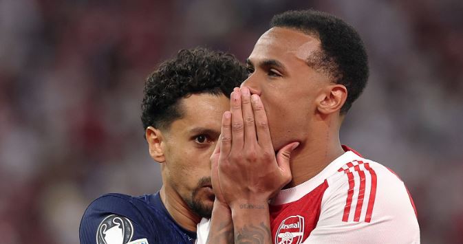 Marquinhos (6.8/10): Pha phá bóng thiếu dứt khoát dẫn đến bàn mở tỷ số của đối thủ, nhưng đã lập công chuộc tội bằng tình huống lăn xả ngăn cản Havertz ghi bàn ở cuối hiệp một. Nhìn chung vẫn chơi tròn vai ở hàng thủ trong phần còn lại của trận đấu.

Willian Pacho (6.8/10): Càng chơi càng tỏ ra lấn lướt trước Havertz khi hóa giải tốt các đường bóng dài hướng lên phía trên của Arsenal. Có pha phá bóng giải nguy cực kỳ quan trọng ngay trong vòng 5m50 ở đầu hiệp phụ.

Nuno Mendes (6.6/10): Có một số tình huống leo biên và thực hiện các đường chuyền dài chuyển trạng thái bắt mắt, dù các pha xử lý cuối cùng vẫn thiếu một chút chuẩn xác. Hoàn thành nhiệm vụ phong tỏa Saka, nhưng gặp nhiều khó khăn khi Madueke vào sân. Thực hiện không thành công quả phạt đền trong loạt sút luân lưu.

Joao Neves (6.6/10): Việc Arsenal ít gây ra áp lực trực diện khiến lối chơi của anh không có nhiều đất diễn, và đôi khi trận đấu trôi qua mà không có dấu ấn của tiền vệ này. Chuyền bóng chính xác, gọn gàng.

Vitinha (6.7/10): Tầm ảnh hưởng của anh tăng dần khi PSG dồn ép Pháo thủ lùi sâu về phần sân nhà. Không phải mọi đường bóng của anh đều mở ra cơ hội, nhưng hầu hết các đợt hãm thành sắc nét nhất của PSG đều qua chân nhạc trưởng người Bồ Đào Nha này.

Fabian Ruiz (6.5/10): Chọn được một số vị trí thuận lợi để tham gia tấn công trong hiệp một, nhưng lại thiếu đi sự điềm tĩnh để chuyển hóa thành bàn thắng. Ngoài ra, anh chủ yếu thực hiện các đường chuyền đơn giản ở khu vực giữa sân.

Desire Doue (6.7/10): Trông mờ nhạt hơn rất nhiều so với chính anh khi tỏa sáng tại sân chơi này 12 tháng trước. Những quả tạt vào vòng cấm của anh thường quá sâu, còn các pha dứt điểm lại đi thiếu chuẩn xác.

Ousmane Dembele (7.5/10): Dembele cho thấy phẩm chất ngôi sao khi thực hiện thành công quả phạt đền đầy lạnh lùng để gỡ hòa cho PSG, đồng thời chính đường chuyền một chạm của anh đã tạo điều kiện cho Kvaratskhelia băng xuống đem về quả penalty. Tuy nhiên, màn trình diễn trong phần còn lại của anh không quá nổi bật khi bị Hincapie cùng các trung vệ đối phương phong tỏa.

Khvicha Kvaratskhelia (6.7/10): Thi đấu khởi sắc hơn sau giờ nghỉ khi mang về quả phạt đền và tìm thấy không gian để rê bóng gây đột biến, nhưng người hâm mộ chắc chắn kỳ vọng nhiều hơn thế ở ngôi sao người Georgia.

Chấm điểm các cầu thủ 2 đội. Ảnh: BongDa.com.vn.