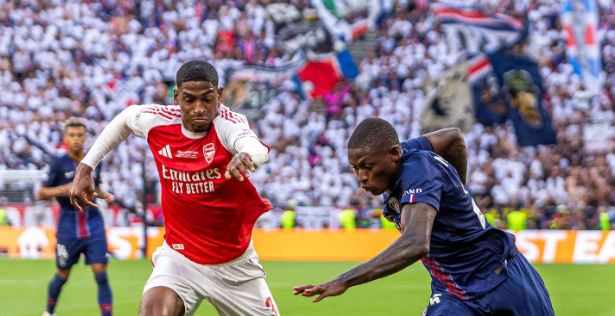 Nuno Mendes (6.6/10): Có một số tình huống leo biên và thực hiện các đường chuyền dài chuyển trạng thái bắt mắt, dù các pha xử lý cuối cùng vẫn thiếu một chút chuẩn xác. Hoàn thành nhiệm vụ phong tỏa Saka, nhưng gặp nhiều khó khăn khi Madueke vào sân. Thực hiện không thành công quả phạt đền trong loạt sút luân lưu.

Joao Neves (6.6/10): Việc Arsenal ít gây ra áp lực trực diện khiến lối chơi của anh không có nhiều đất diễn, và đôi khi trận đấu trôi qua mà không có dấu ấn của tiền vệ này. Chuyền bóng chính xác, gọn gàng.

Vitinha (6.7/10): Tầm ảnh hưởng của anh tăng dần khi PSG dồn ép Pháo thủ lùi sâu về phần sân nhà. Không phải mọi đường bóng của anh đều mở ra cơ hội, nhưng hầu hết các đợt hãm thành sắc nét nhất của PSG đều qua chân nhạc trưởng người Bồ Đào Nha này.

Fabian Ruiz (6.5/10): Chọn được một số vị trí thuận lợi để tham gia tấn công trong hiệp một, nhưng lại thiếu đi sự điềm tĩnh để chuyển hóa thành bàn thắng. Ngoài ra, anh chủ yếu thực hiện các đường chuyền đơn giản ở khu vực giữa sân.

Desire Doue (6.7/10): Trông mờ nhạt hơn rất nhiều so với chính anh khi tỏa sáng tại sân chơi này 12 tháng trước. Những quả tạt vào vòng cấm của anh thường quá sâu, còn các pha dứt điểm lại đi thiếu chuẩn xác.

Ousmane Dembele (7.5/10): Dembele cho thấy phẩm chất ngôi sao khi thực hiện thành công quả phạt đền đầy lạnh lùng để gỡ hòa cho PSG, đồng thời chính đường chuyền một chạm của anh đã tạo điều kiện cho Kvaratskhelia băng xuống đem về quả penalty. Tuy nhiên, màn trình diễn trong phần còn lại của anh không quá nổi bật khi bị Hincapie cùng các trung vệ đối phương phong tỏa.

Khvicha Kvaratskhelia (6.7/10): Thi đấu khởi sắc hơn sau giờ nghỉ khi mang về quả phạt đền và tìm thấy không gian để rê bóng gây đột biến, nhưng người hâm mộ chắc chắn kỳ vọng nhiều hơn thế ở ngôi sao người Georgia.

Chấm điểm các cầu thủ 2 đội. Ảnh: BongDa.com.vn.