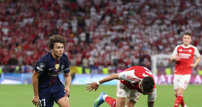 Joao Neves (6.6/10): Việc Arsenal ít gây ra áp lực trực diện khiến lối chơi của anh không có nhiều đất diễn, và đôi khi trận đấu trôi qua mà không có dấu ấn của tiền vệ này. Chuyền bóng chính xác, gọn gàng.

Vitinha (6.7/10): Tầm ảnh hưởng của anh tăng dần khi PSG dồn ép Pháo thủ lùi sâu về phần sân nhà. Không phải mọi đường bóng của anh đều mở ra cơ hội, nhưng hầu hết các đợt hãm thành sắc nét nhất của PSG đều qua chân nhạc trưởng người Bồ Đào Nha này.

Fabian Ruiz (6.5/10): Chọn được một số vị trí thuận lợi để tham gia tấn công trong hiệp một, nhưng lại thiếu đi sự điềm tĩnh để chuyển hóa thành bàn thắng. Ngoài ra, anh chủ yếu thực hiện các đường chuyền đơn giản ở khu vực giữa sân.

Desire Doue (6.7/10): Trông mờ nhạt hơn rất nhiều so với chính anh khi tỏa sáng tại sân chơi này 12 tháng trước. Những quả tạt vào vòng cấm của anh thường quá sâu, còn các pha dứt điểm lại đi thiếu chuẩn xác.

Ousmane Dembele (7.5/10): Dembele cho thấy phẩm chất ngôi sao khi thực hiện thành công quả phạt đền đầy lạnh lùng để gỡ hòa cho PSG, đồng thời chính đường chuyền một chạm của anh đã tạo điều kiện cho Kvaratskhelia băng xuống đem về quả penalty. Tuy nhiên, màn trình diễn trong phần còn lại của anh không quá nổi bật khi bị Hincapie cùng các trung vệ đối phương phong tỏa.

Khvicha Kvaratskhelia (6.7/10): Thi đấu khởi sắc hơn sau giờ nghỉ khi mang về quả phạt đền và tìm thấy không gian để rê bóng gây đột biến, nhưng người hâm mộ chắc chắn kỳ vọng nhiều hơn thế ở ngôi sao người Georgia.

Chấm điểm các cầu thủ 2 đội. Ảnh: BongDa.com.vn.