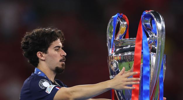 Vitinha (6.7/10): Tầm ảnh hưởng của anh tăng dần khi PSG dồn ép Pháo thủ lùi sâu về phần sân nhà. Không phải mọi đường bóng của anh đều mở ra cơ hội, nhưng hầu hết các đợt hãm thành sắc nét nhất của PSG đều qua chân nhạc trưởng người Bồ Đào Nha này.

Fabian Ruiz (6.5/10): Chọn được một số vị trí thuận lợi để tham gia tấn công trong hiệp một, nhưng lại thiếu đi sự điềm tĩnh để chuyển hóa thành bàn thắng. Ngoài ra, anh chủ yếu thực hiện các đường chuyền đơn giản ở khu vực giữa sân.

Desire Doue (6.7/10): Trông mờ nhạt hơn rất nhiều so với chính anh khi tỏa sáng tại sân chơi này 12 tháng trước. Những quả tạt vào vòng cấm của anh thường quá sâu, còn các pha dứt điểm lại đi thiếu chuẩn xác.

Ousmane Dembele (7.5/10): Dembele cho thấy phẩm chất ngôi sao khi thực hiện thành công quả phạt đền đầy lạnh lùng để gỡ hòa cho PSG, đồng thời chính đường chuyền một chạm của anh đã tạo điều kiện cho Kvaratskhelia băng xuống đem về quả penalty. Tuy nhiên, màn trình diễn trong phần còn lại của anh không quá nổi bật khi bị Hincapie cùng các trung vệ đối phương phong tỏa.

Khvicha Kvaratskhelia (6.7/10): Thi đấu khởi sắc hơn sau giờ nghỉ khi mang về quả phạt đền và tìm thấy không gian để rê bóng gây đột biến, nhưng người hâm mộ chắc chắn kỳ vọng nhiều hơn thế ở ngôi sao người Georgia.

Chấm điểm các cầu thủ 2 đội. Ảnh: BongDa.com.vn.