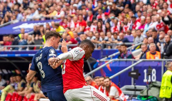 Fabian Ruiz (6.5/10): Chọn được một số vị trí thuận lợi để tham gia tấn công trong hiệp một, nhưng lại thiếu đi sự điềm tĩnh để chuyển hóa thành bàn thắng. Ngoài ra, anh chủ yếu thực hiện các đường chuyền đơn giản ở khu vực giữa sân.

Desire Doue (6.7/10): Trông mờ nhạt hơn rất nhiều so với chính anh khi tỏa sáng tại sân chơi này 12 tháng trước. Những quả tạt vào vòng cấm của anh thường quá sâu, còn các pha dứt điểm lại đi thiếu chuẩn xác.

Ousmane Dembele (7.5/10): Dembele cho thấy phẩm chất ngôi sao khi thực hiện thành công quả phạt đền đầy lạnh lùng để gỡ hòa cho PSG, đồng thời chính đường chuyền một chạm của anh đã tạo điều kiện cho Kvaratskhelia băng xuống đem về quả penalty. Tuy nhiên, màn trình diễn trong phần còn lại của anh không quá nổi bật khi bị Hincapie cùng các trung vệ đối phương phong tỏa.

Khvicha Kvaratskhelia (6.7/10): Thi đấu khởi sắc hơn sau giờ nghỉ khi mang về quả phạt đền và tìm thấy không gian để rê bóng gây đột biến, nhưng người hâm mộ chắc chắn kỳ vọng nhiều hơn thế ở ngôi sao người Georgia.

Chấm điểm các cầu thủ 2 đội. Ảnh: BongDa.com.vn.