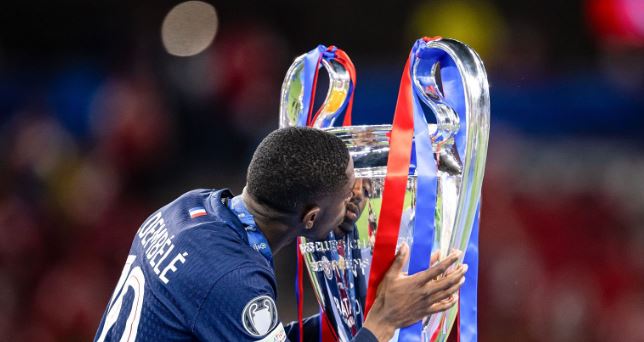 Ousmane Dembele (7.5/10): Dembele cho thấy phẩm chất ngôi sao khi thực hiện thành công quả phạt đền đầy lạnh lùng để gỡ hòa cho PSG, đồng thời chính đường chuyền một chạm của anh đã tạo điều kiện cho Kvaratskhelia băng xuống đem về quả penalty. Tuy nhiên, màn trình diễn trong phần còn lại của anh không quá nổi bật khi bị Hincapie cùng các trung vệ đối phương phong tỏa.

Khvicha Kvaratskhelia (6.7/10): Thi đấu khởi sắc hơn sau giờ nghỉ khi mang về quả phạt đền và tìm thấy không gian để rê bóng gây đột biến, nhưng người hâm mộ chắc chắn kỳ vọng nhiều hơn thế ở ngôi sao người Georgia.

Chấm điểm các cầu thủ 2 đội. Ảnh: BongDa.com.vn.