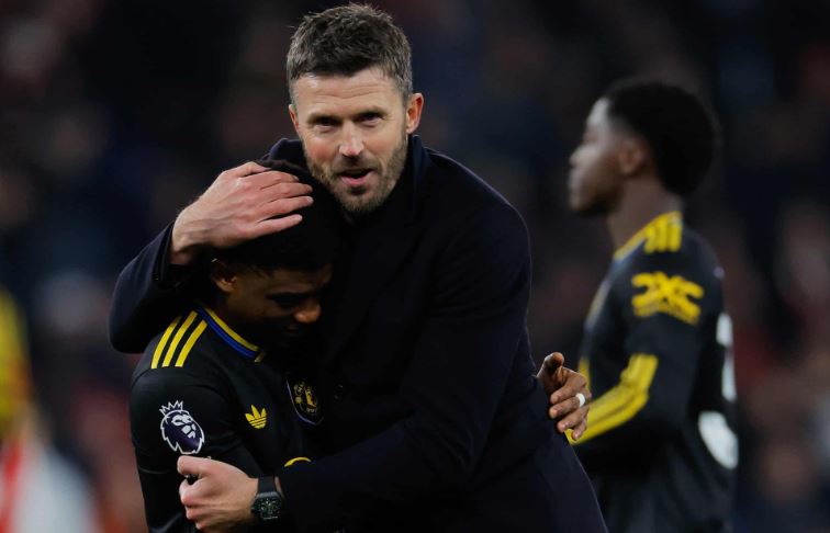 Carrick giúp MU ghi 3 bàn vào lưới Arsenal.
