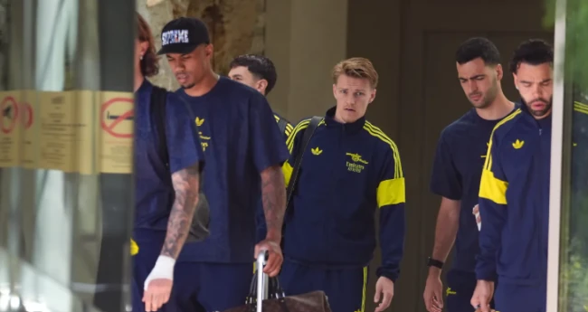 Dàn sao Arsenal buồn bã rời khỏi khách sạn.