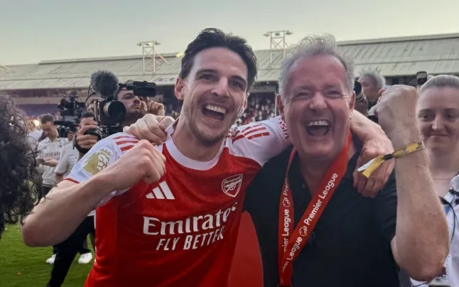 Ảnh bài viết Piers Morgan thấy "nực cười" khi CĐV Tottenham và Chelsea chế nhạo Arsenal