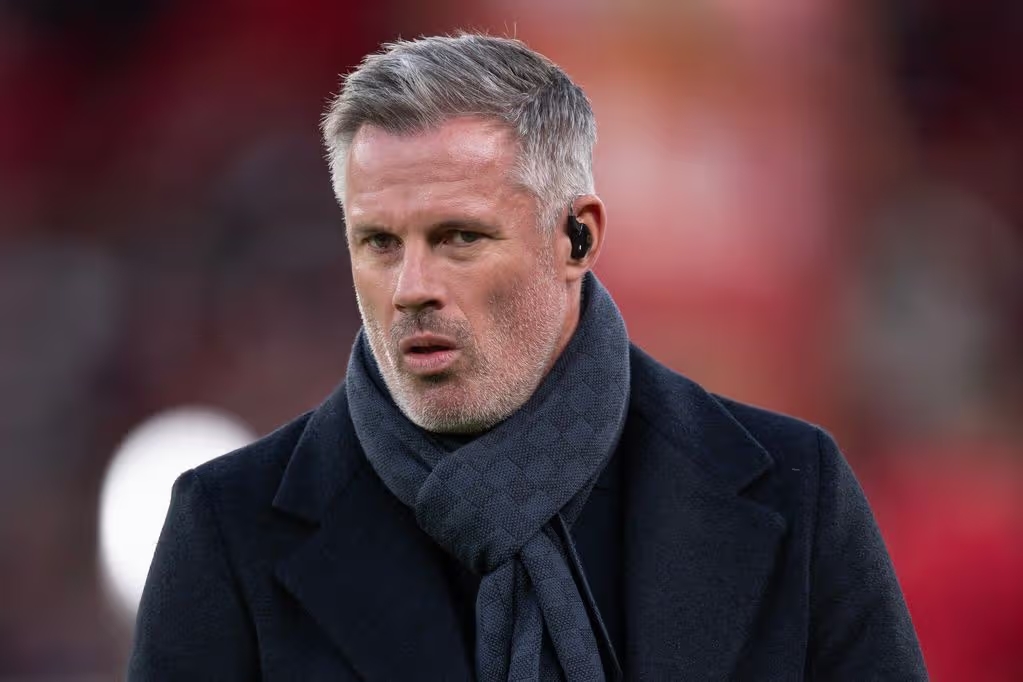 Jamie Carragher bất ngờ khi Liverpool sa thải HLV Arne Slot.