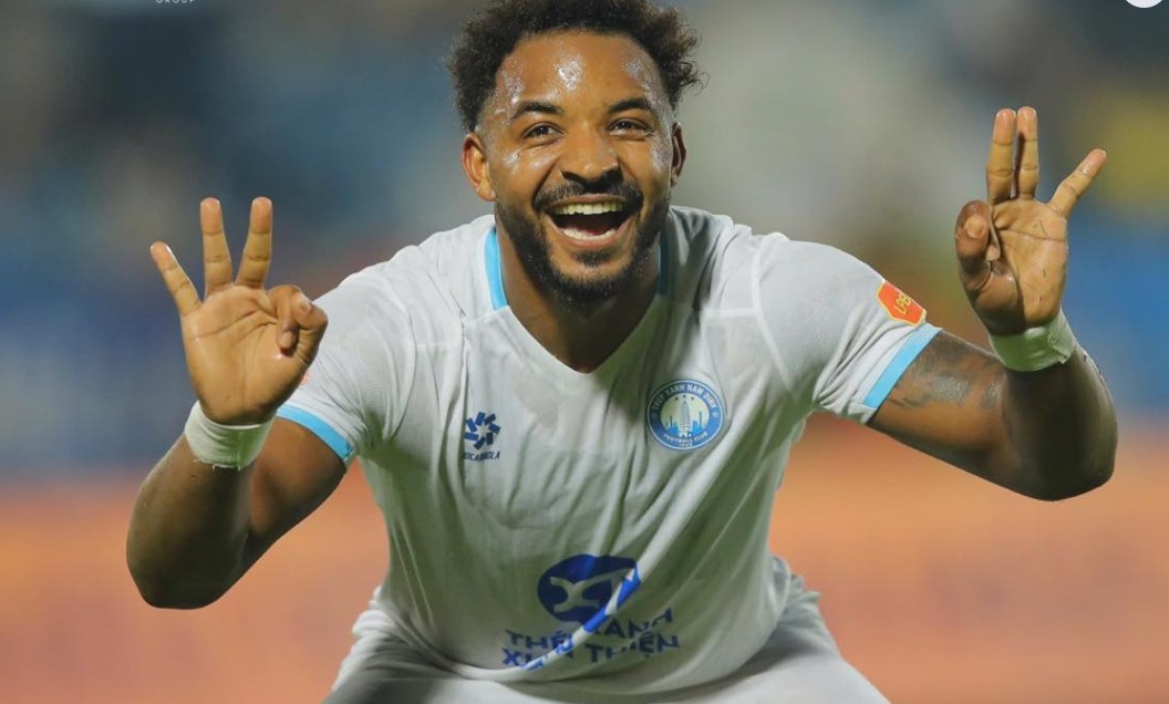 Ảnh bài viết Xuân Son ghi hat-trick, Nam Định đè bẹp SLNA 3-0
