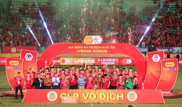 CAHN chính thức nâng cúp vô địch.