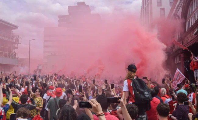 Nhiều CĐV Arsenal ăn mừng chức vô địch cùng đội nhà.