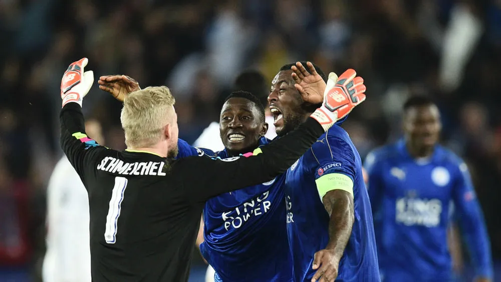 Leicester ăn mừng chiến thắng Sevilla tại Champions League.