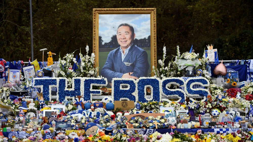 Hoa và quà tưởng niệm Vichai Srivaddhanaprabha.