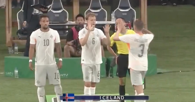 Iceland trở thành "nạn nhân" đầu tiên vi phạm luật thay người 10 giây.