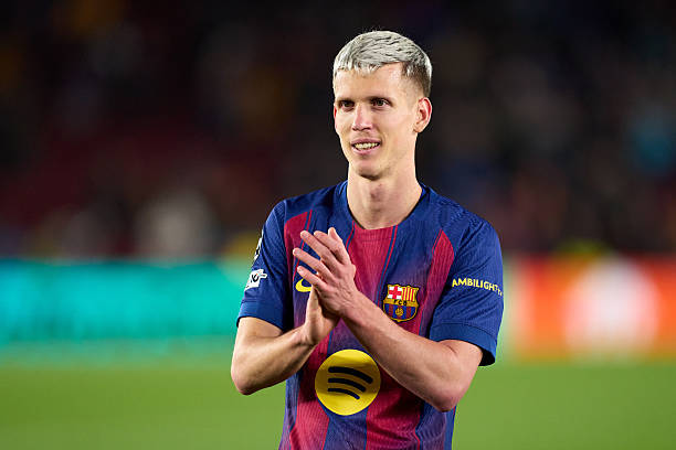 Quyết định tăng lương cho Olmo không được các CĐV Barcelona đồng tình.
