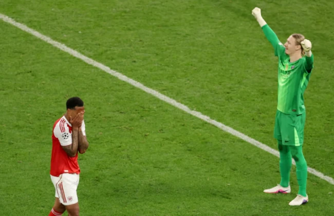 Arsenal gục ngã trước PSG.