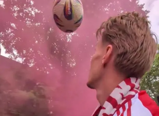 Ảnh bài viết Đánh đầu trúng cảnh sát, Odegaard ngại ngùng trốn trên xe buýt