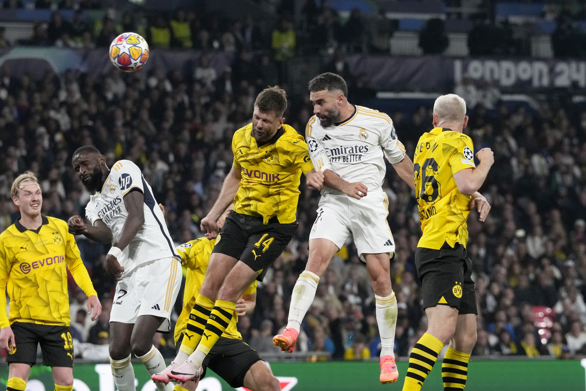 Kroos kiến tạo giúp Carvajal mở tỷ số trận đấu.