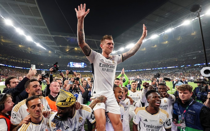 Kroos rời sân trong tràng pháo tay Wembley.