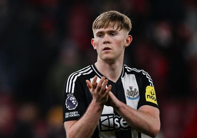 Lewis Hall là hậu vệ trái có tiềm năng phát triển lớn của Newcastle.