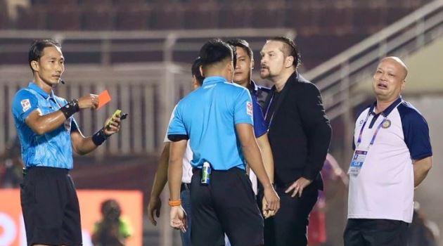 Ảnh bài viết Trọng tài Lê Vũ Linh gây tranh cãi từ V-League ra Đông Nam Á