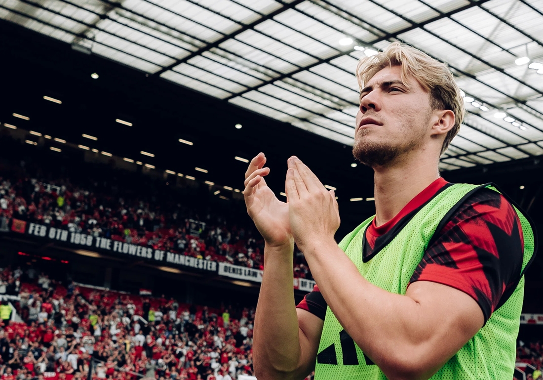 Rasmus Hojlund chính thức không còn là người của Man Utd.