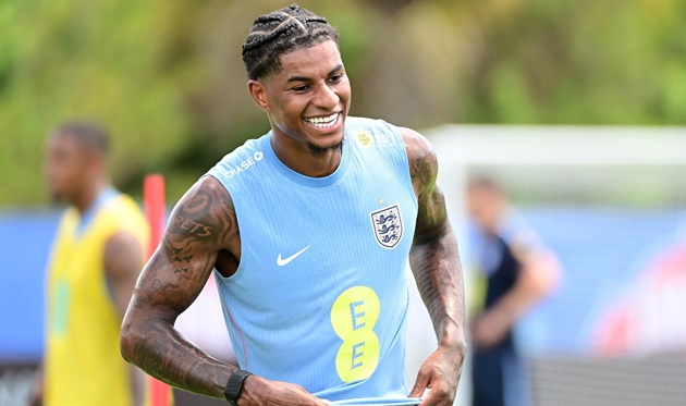 Rashford đeo vòng đeo tay Whoop trong buổi tập đầu tiên của đội tuyển Anh.