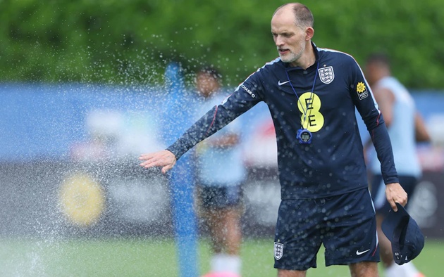 Tuchel sử dụng vòi phun nước để làm mát cơ thể tại trung tâm huấn luyện.
