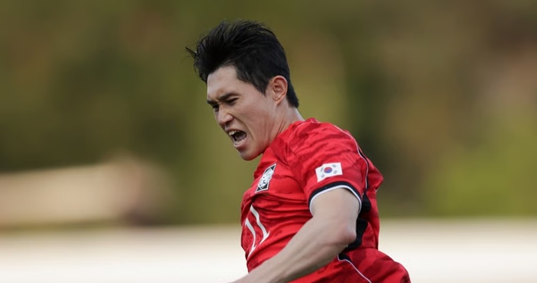 Dong-gyeong ăn mừng sau bàn thắng duy nhất của trận đấu.