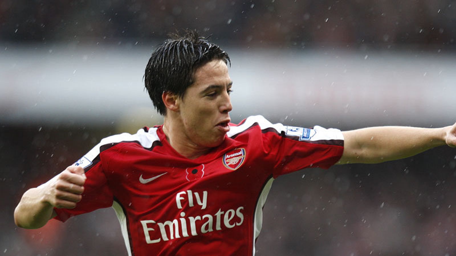 Bóng đá đẹp đẽ qua đôi chân Samir Nasri.