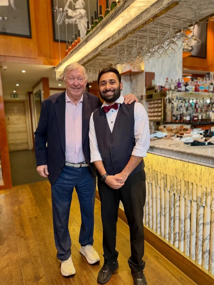 Sir Alex Ferguson chụp ảnh cùng cổ động viên may mắn Vimal Devassy.