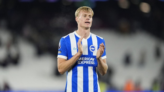 Tottenham muốn trung vệ chuyền bóng tốt như Jan Paul van Hecke.