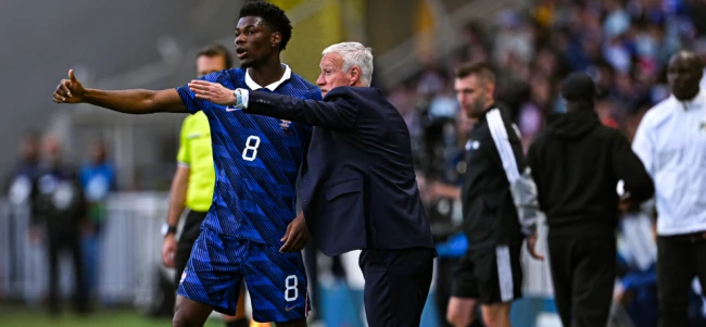 HLV Didier Deschamps chỉ đạo học trò.