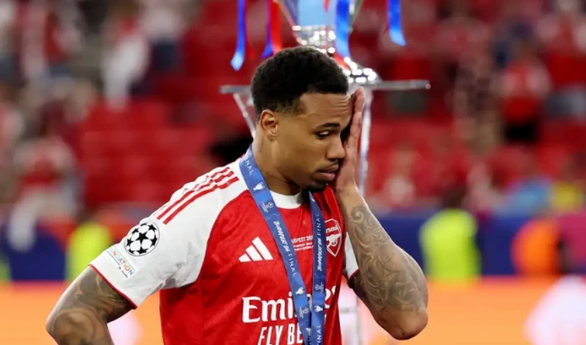 Gabriel buồn bã khi đá hỏng quả luân lưu trước PSG.