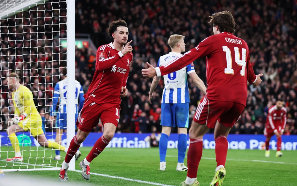 Federico Chiesa tiết lộ Curtis Jones dò hỏi về cuộc sống tại Ý.
