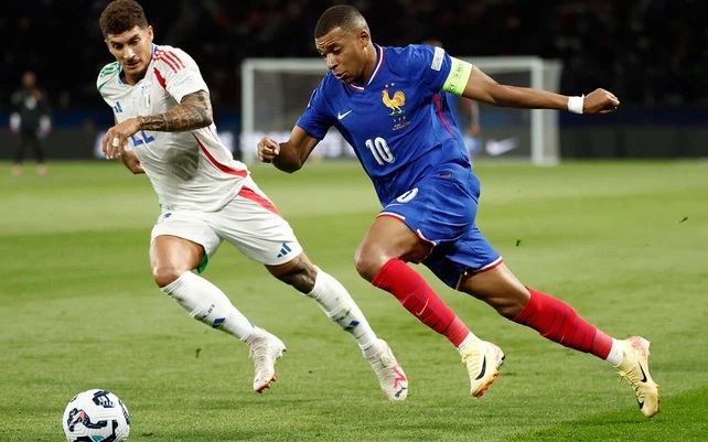 Mbappe trong một trận đấu với tuyển Ý.
