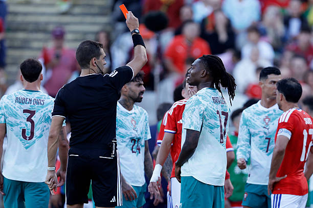 Rafael Leao dính thẻ đỏ ở trận đấu với Chile.