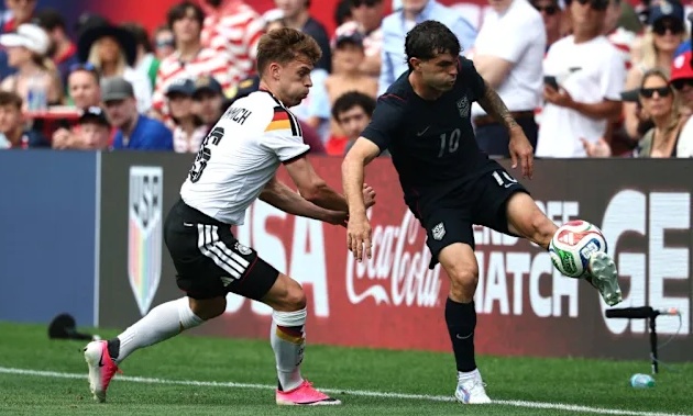 Pulisic thể hiện sự lắt léo trước hàng thủ ĐT Đức.
