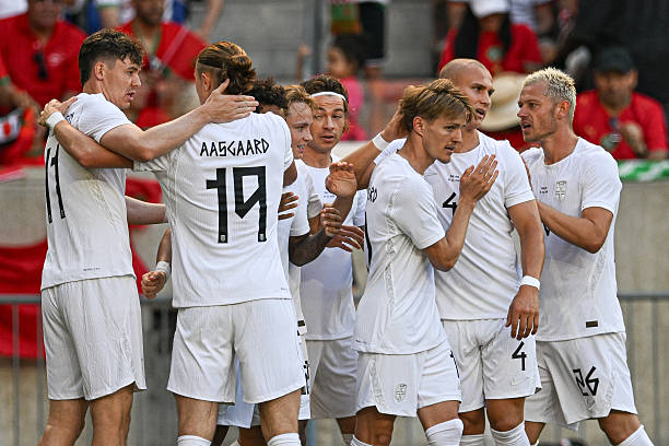 Ảnh bài viết Odegaard giải thích lý do giơ 4 ngón tay trêu đùa HLV Solbakken