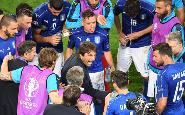 Conte từng dẫn dắt Italy rồi vô địch Ngoại hạng Anh cùng Chelsea.