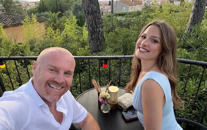 Dyche và cô con gái xinh đẹp.