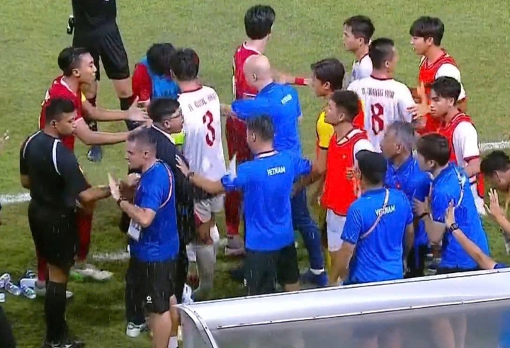 Ảnh bài viết Cầu thủ U19 Indonesia xô ngã trợ lý U19 Việt Nam