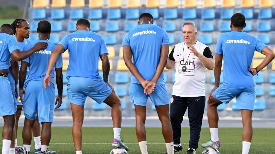 Advocaat sẽ dự World Cup cùng Curacao.