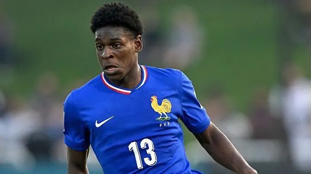 Mbemba có thể đi theo lộ trình của Saliba.