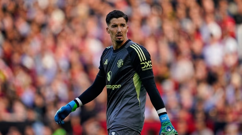 Altay Bayindir có thể chia tay Man Utd hè năm nay.