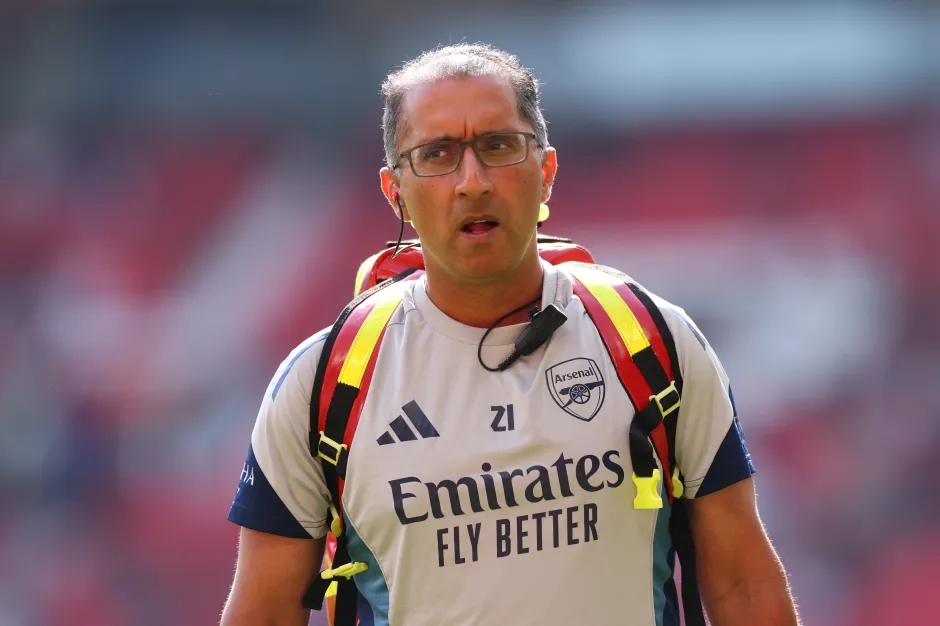 Bác sĩ trưởng Zafar Iqbal bị Arsenal sa thải sau mùa giải 2025/26.
