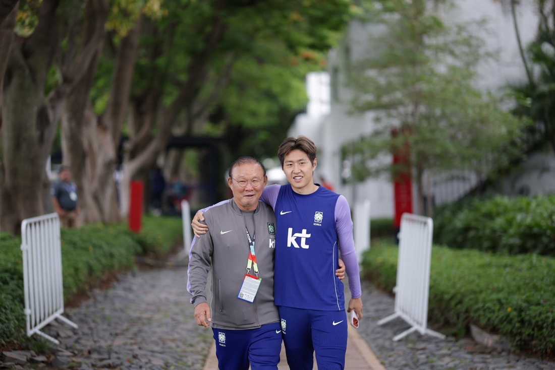 HLV Park Hang Seo rạng rỡ cùng ngôi sao Lee Kang In. Ảnh: FBNV.